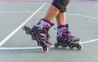 Paten bacaklar skatepark içinde kapatın. Düşük bölümü. Tekerlekli paten ekstrem spordur.