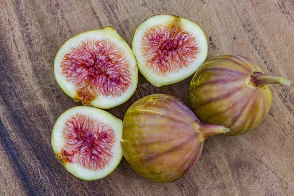 Fresh figs sliced, organic wood, vegetarian fresh — Stock Photo, Image