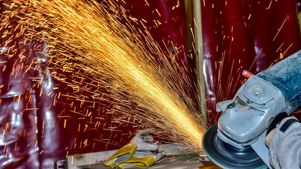 Cilalı tekerlekleri taşlama, işleme metalden spreyler