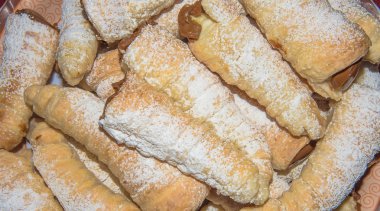 Puff krema ile beyaz zemin üzerine alır.