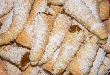 Puff krema ile beyaz zemin üzerine alır.