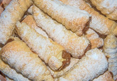 Puff krema ile beyaz zemin üzerine alır.