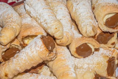 Puff krema ile beyaz zemin üzerine alır.