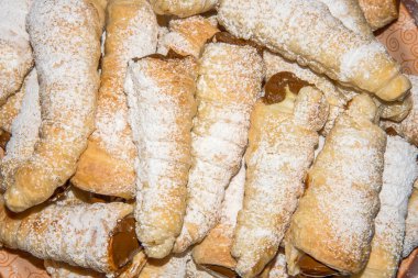 Puff krema ile beyaz zemin üzerine alır.