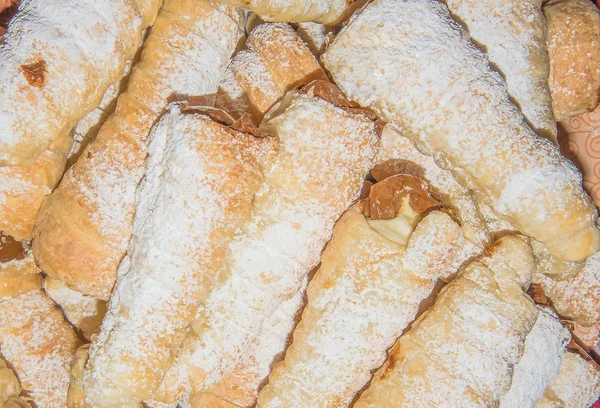 Puff krema ile beyaz zemin üzerine alır.