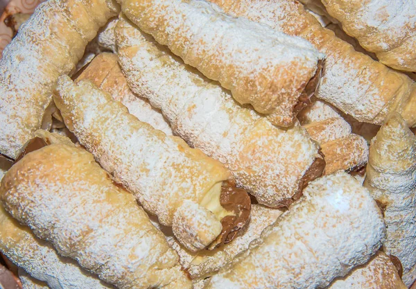 Puff krema ile beyaz zemin üzerine alır.