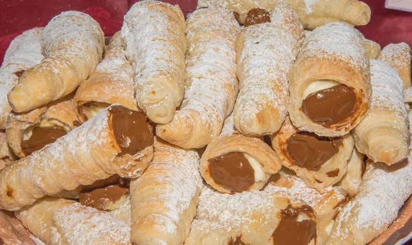 Puff krema ile beyaz zemin üzerine alır.