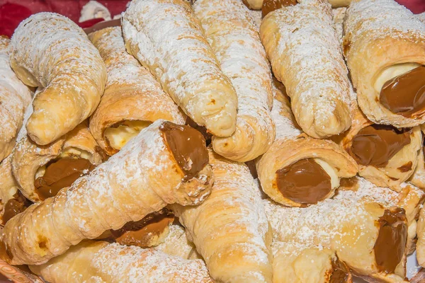 Puff krema ile beyaz zemin üzerine alır.