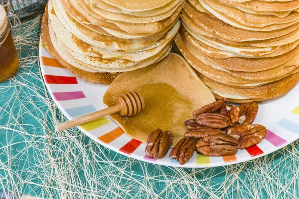 Pancake dengan madu atau sirup maple — Stok Foto