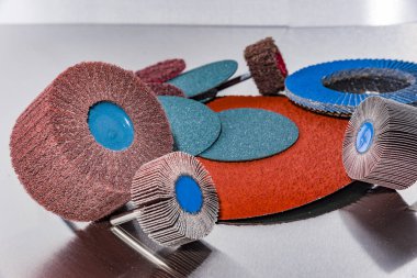 Flep tekerlek. Bir yığın renk aşındırıcı zımpara kağıdı metal işleme için