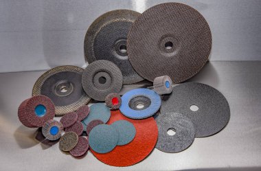 Flep tekerlek. Bir yığın renk aşındırıcı zımpara kağıdı metal işleme için