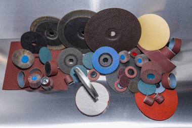 Flep tekerlek. Bir yığın renk aşındırıcı zımpara kağıdı metal işleme için