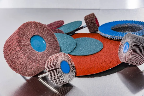 Flep tekerlek. Bir yığın renk aşındırıcı zımpara kağıdı metal işleme için
