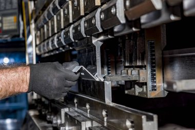 Operatör bükme metal levha sac bükme Makinası