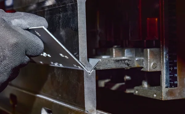 操作员弯曲金属板材的折弯机 — 图库照片