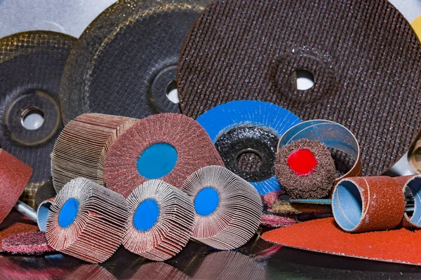 Rueda de solapa. Una pila de papel de lija abrasivo de color para trabajar el metal — Foto de Stock