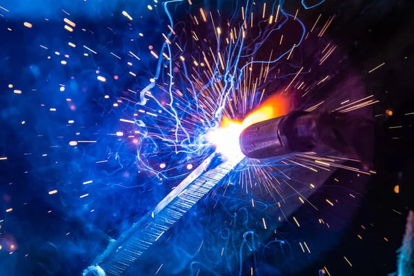 Saldatore d'acciaio industriale in fabbrica tecnico , — Foto Stock