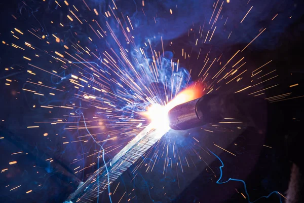 Saldatore d'acciaio industriale in fabbrica tecnico , — Foto Stock