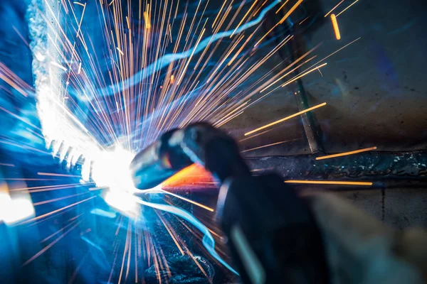 Saldatore d'acciaio industriale in fabbrica tecnico , — Foto Stock