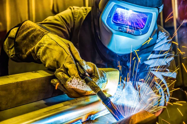 Soldador de acero industrial en fábrica técnica , —  Fotos de Stock