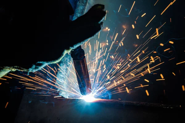 Soldador de acero industrial en fábrica técnica , —  Fotos de Stock