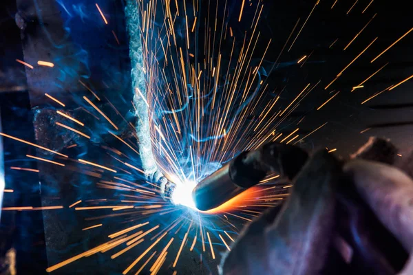 Soldador de aço industrial na fábrica técnica , — Fotografia de Stock