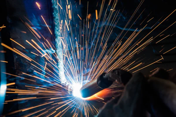 Soldador de acero industrial en fábrica técnica , — Foto de Stock