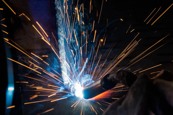 Soldador de aço industrial na fábrica técnica , — Fotografia de Stock