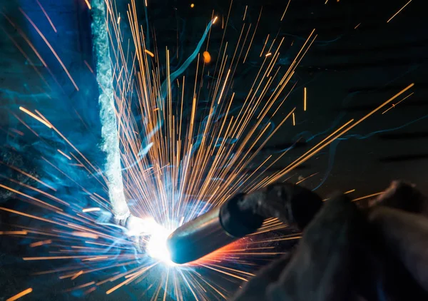 Soldador de acero industrial en fábrica técnica , — Foto de Stock