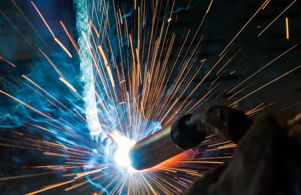 Soldador de aço industrial na fábrica técnica , — Fotografia de Stock