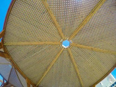 Modern tasarım pergola arbor ahşap açık mavi yaz gökyüzü arka plan ile yapılan