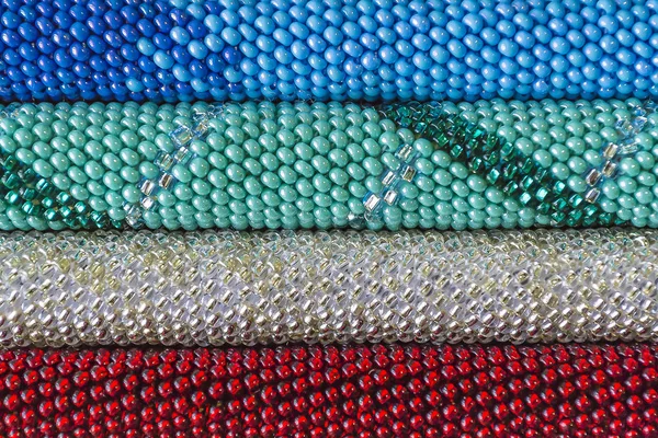 Uno sfondo colorato di perline di plastica in vari colori e forme . — Foto Stock