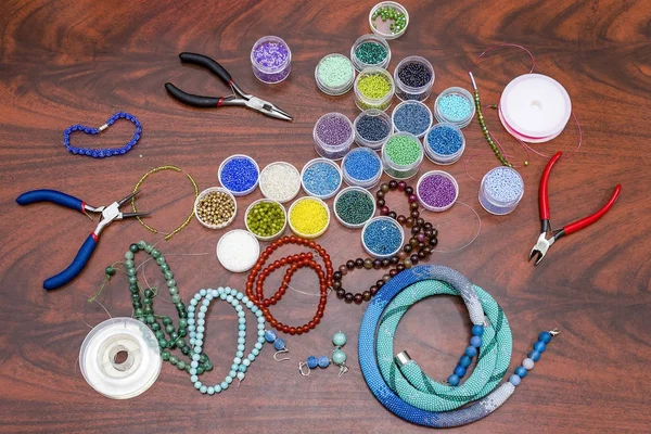 Elaboración de joyas artesanales . — Foto de Stock