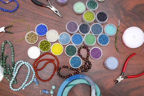 Elaboración de joyas artesanales . — Foto de Stock