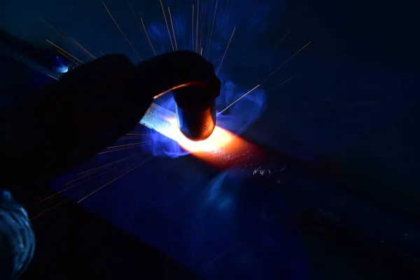 Metal Welding with sparks and smoke — Stock Photo, Image