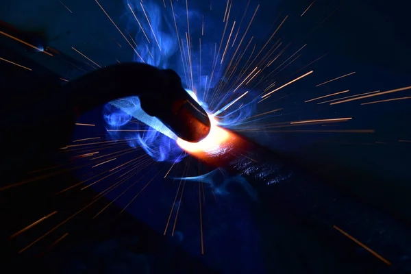 火花と煙で金属溶接 — ストック写真