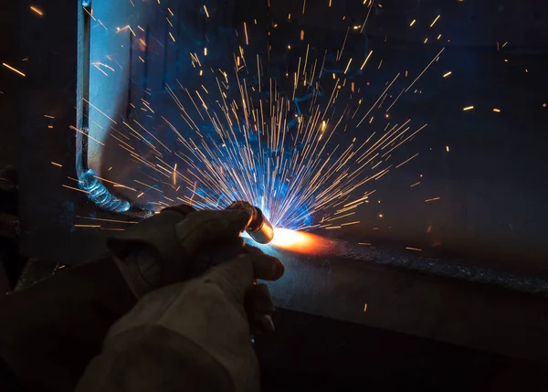 Przemysłowe stali spawacz w fabryce techniczne, — Zdjęcie stockowe