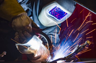 Fabrikada endüstriyel çelik Kaynakçı