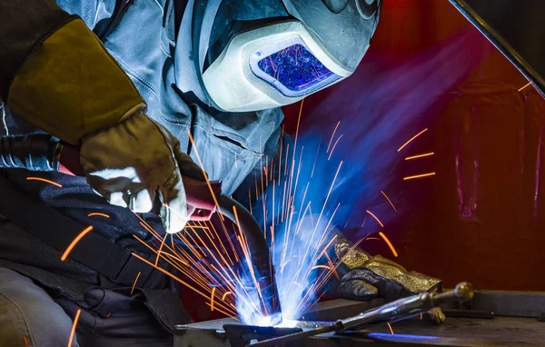 Industriell stål svetsare i fabrik — Stockfoto