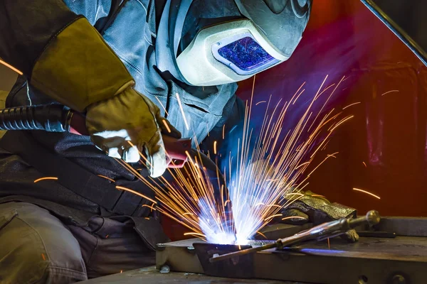 Soudeur industriel en acier en usine — Photo