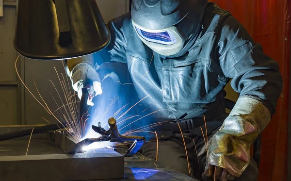 Soldador de acero industrial en fábrica —  Fotos de Stock