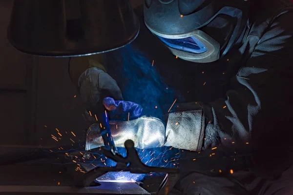 Schweißer für industriellen Stahl in der Fabrik — Stockfoto