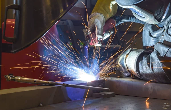 Промисловий зварювальник сталі на заводі — стокове фото