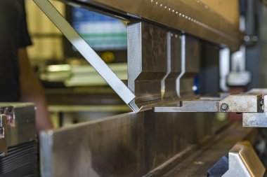 Üstünde belgili tanımlık makine metal bükme.