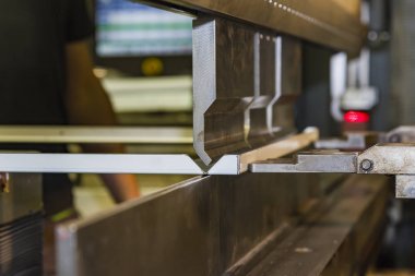 Üstünde belgili tanımlık makine metal bükme.