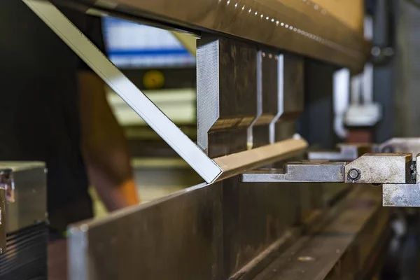 Dobragem de metal na máquina . — Fotografia de Stock