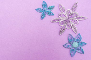 hafif bir arka plan üzerinde quilling çiçek yaptı
