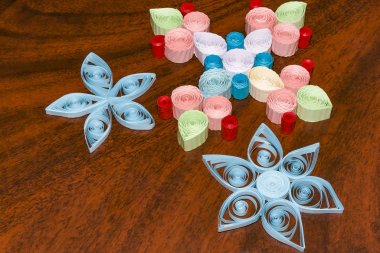 hafif bir arka plan üzerinde quilling çiçek yaptı