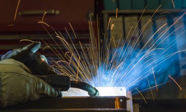 Fabrikada endüstriyel çelik Kaynakçı