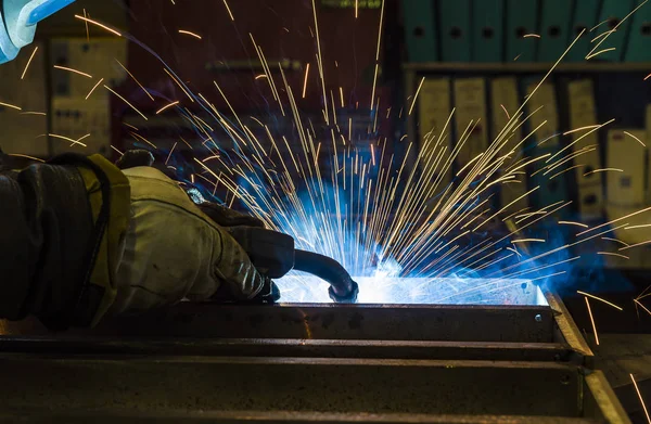 Industriel stål svejser i fabrikken - Stock-foto